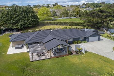 Photo of property in 25 Hobbs Road, Matakatia, Whangaparaoa, 0930