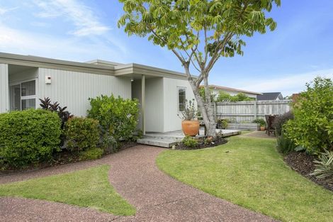 Photo of property in 10 Knightsbridge Drive, Forrest Hill, Auckland, 0620