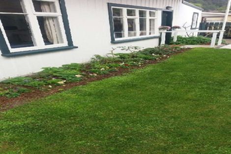 Photo of property in 37 Pukatea Street, Eastbourne, Lower Hutt, 5013