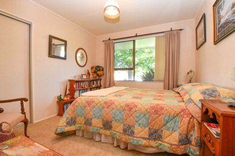 Photo of property in 6 Chisholm Place, Carterton, 5713