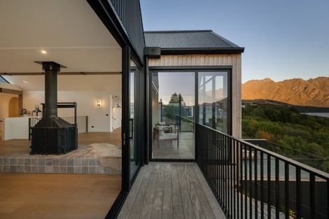 Photo of property in 66 Cedar Drive, Kelvin Heights, Queenstown, 9300