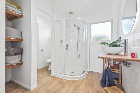 Photo of property in 1297b Whangaparaoa Road, Army Bay, Whangaparaoa, 0930