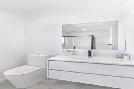 Photo of property in 2/12 Mona Vale, West Harbour, Auckland, 0618