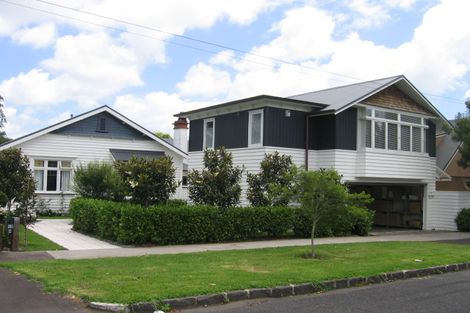 Photo of property in 17 Momona Road, Greenlane, Auckland, 1051