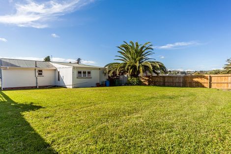 Photo of property in 8 Binsted Road, New Lynn, Auckland, 0600