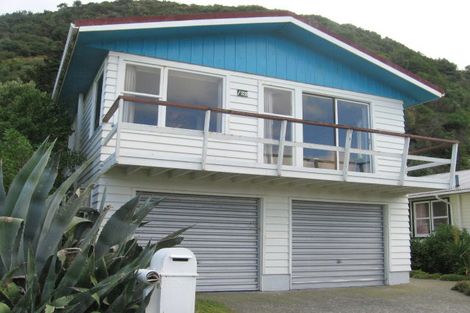Photo of property in 122 Breaker Bay Road, Breaker Bay, Wellington, 6022