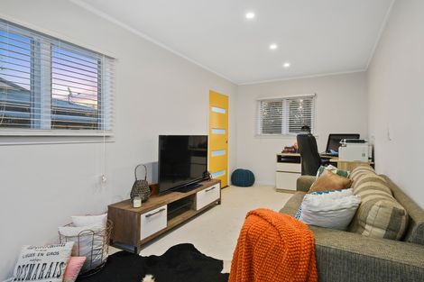 Photo of property in 10 Cobham Crescent, Kelston, Auckland, 0602