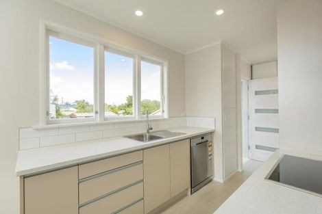 Photo of property in 1/862 East Coast Road, Northcross, Auckland, 0630