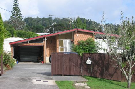 Photo of property in 2 Castleford Street, Green Bay, Auckland, 0604