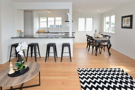 Photo of property in 1/694 East Coast Road, Pinehill, Auckland, 0632