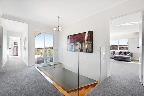 Photo of property in 52 Chelsea View Drive, Chatswood, Auckland, 0626