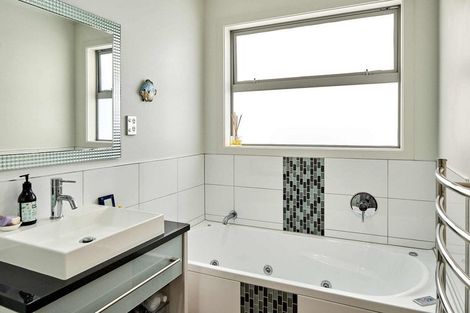 Photo of property in 25 Sunset Parade, Plimmerton, Porirua, 5026