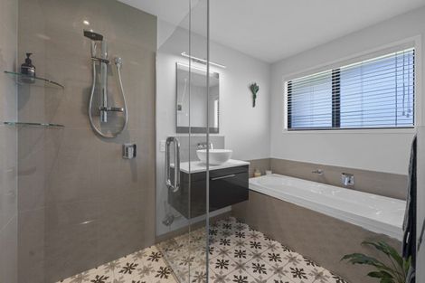 Photo of property in 1 Ribbonwood Lane, Kinloch, Taupo, 3377