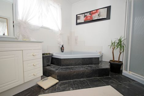 Photo of property in 34 Sturges Road, Henderson, Auckland, 0612