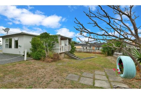 Photo of property in 998 Whangaparaoa Road, Tindalls Beach, Whangaparaoa, 0930