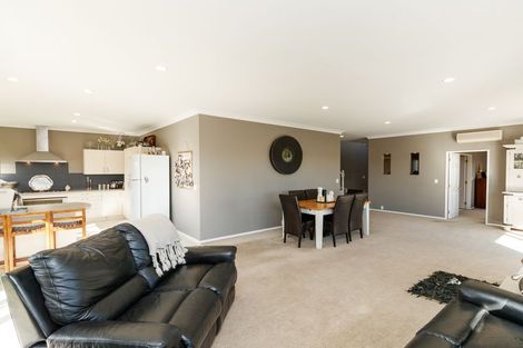 Photo of property in 187 Ruapehu Drive, Fitzherbert, Palmerston North, 4410