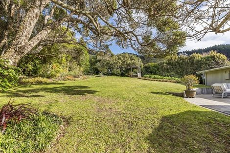 Photo of property in 100 Larsen Crescent, Tawa, Wellington, 5028