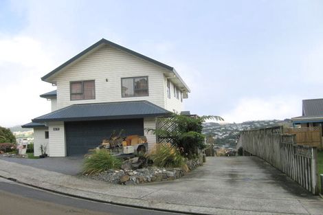 Photo of property in 7 Ted Gilberd Place, Newlands, Wellington, 6037