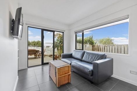 Photo of property in 1/32 Beach Road, Castor Bay, Auckland, 0620