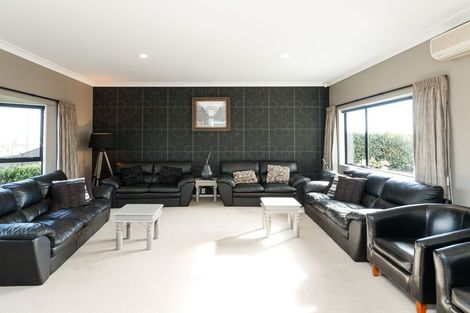 Photo of property in 187 Ruapehu Drive, Fitzherbert, Palmerston North, 4410