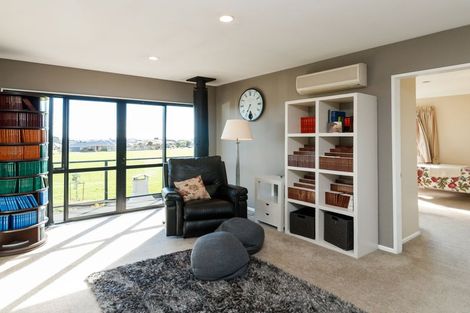 Photo of property in 187 Ruapehu Drive, Fitzherbert, Palmerston North, 4410