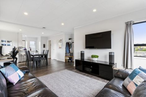 Photo of property in 2/16 Cabello Place, Unsworth Heights, Auckland, 0632