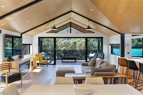 Photo of property in 101 Beach Road, Whangamata, 3620