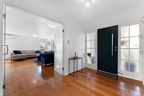 Photo of property in 2 King Richard Place, Browns Bay, Auckland, 0630