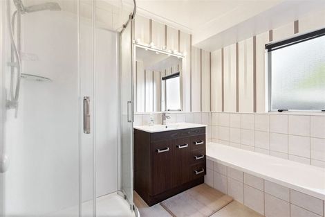 Photo of property in 13 Bridgehead Cove, West Harbour, Auckland, 0618