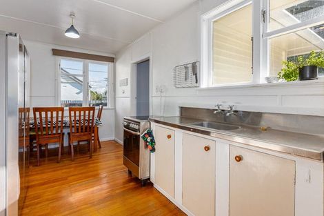Photo of property in 121 Cambridge Terrace, Fairfield, Lower Hutt, 5011