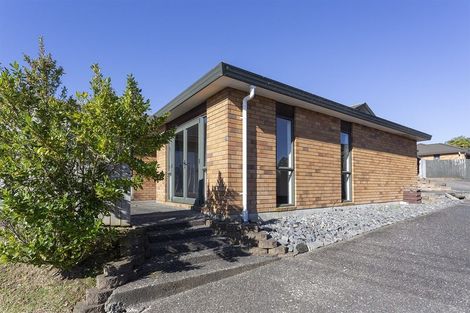 Photo of property in 4 Cliff View Drive, Green Bay, Auckland, 0604