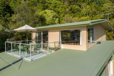 Photo of property in 27 Seaview Crescent, Picton, 7220