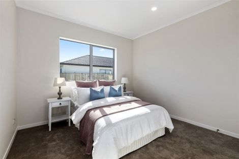 Photo of property in 18 Gilbransen Road, Kumeu, 0810