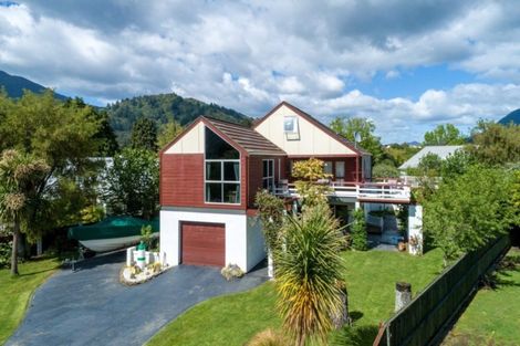 Photo of property in 2 Huia Street, Waikawa, Picton, 7220