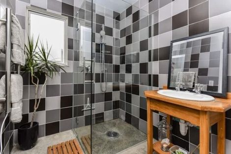 Photo of property in 10 Unsworth Drive, Unsworth Heights, Auckland, 0632