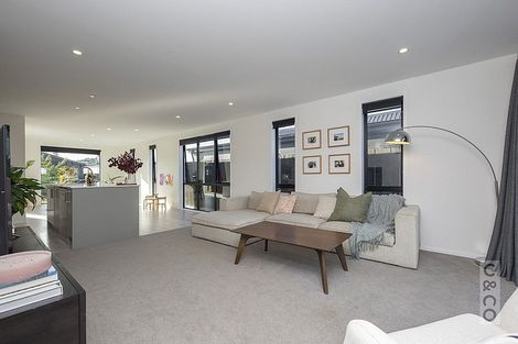 Photo of property in 37 Lumbarda Drive, Kumeu, 0810