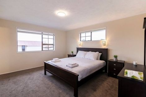 Photo of property in 33 James Evans Drive, Northcote, Auckland, 0627