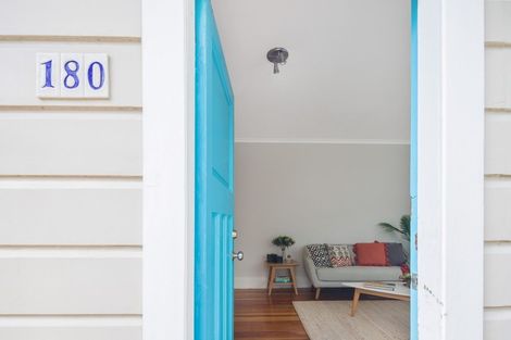 Photo of property in 180 Sutherland Road, Lyall Bay, Wellington, 6022