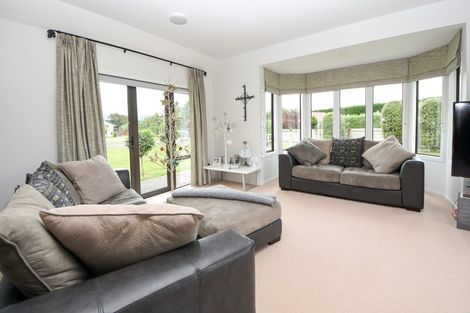 Photo of property in 8 Daffodil Grove, Carterton, 5713