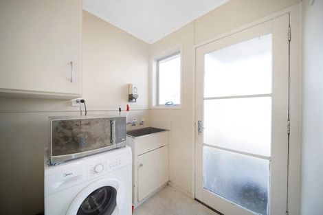 Photo of property in 28 Hinton Place, Weymouth, Auckland, 2103