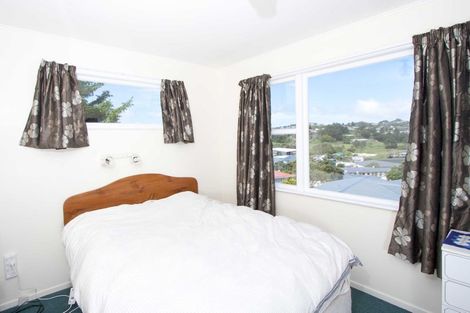Photo of property in 22 Stewart Drive, Newlands, Wellington, 6037