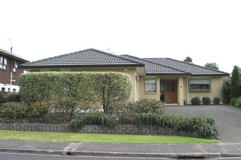 Photo of property in 4 Taupiko Place, Green Bay, Auckland, 0604