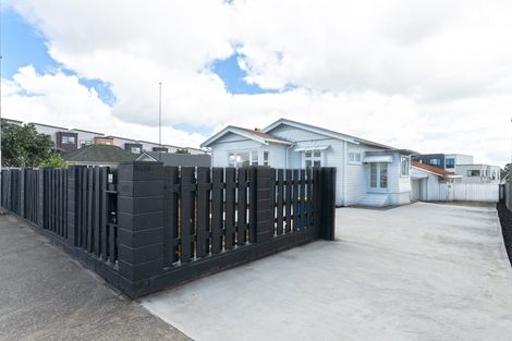 Photo of property in 3147 Great North Road, New Lynn, Auckland, 0600