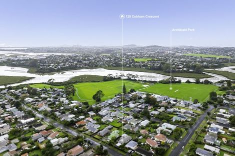 Photo of property in 128 Cobham Crescent, Kelston, Auckland, 0602