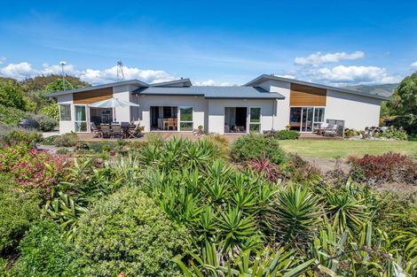 Photo of property in 52 Harakeke Road, Te Horo, Otaki, 5581