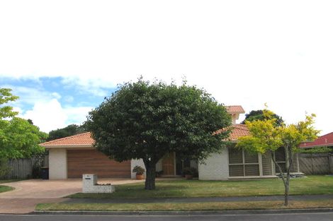 Photo of property in 8 Taupiko Place, Green Bay, Auckland, 0604