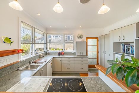 Photo of property in 28 Taupo Crescent, Plimmerton, Porirua, 5026