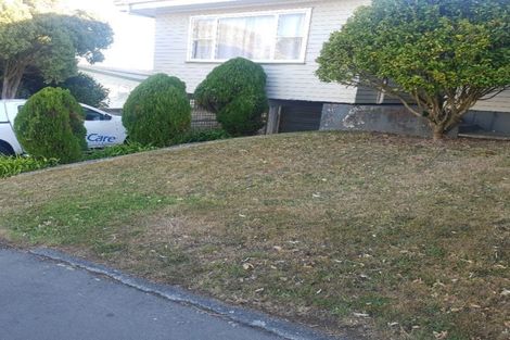 Photo of property in 27 Bellringer Crescent, Newlands, Wellington, 6037