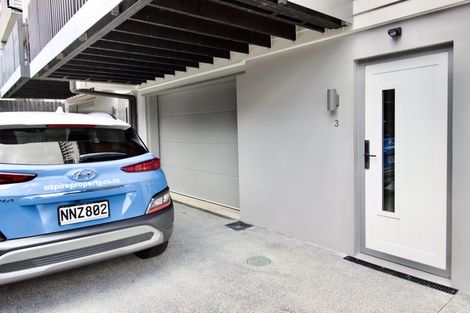 Photo of property in 3/94 Target Road, Totara Vale, Auckland, 0629