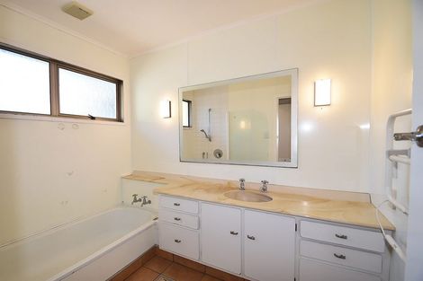 Photo of property in 24 Domain Crescent, Muriwai, Waimauku, 0881